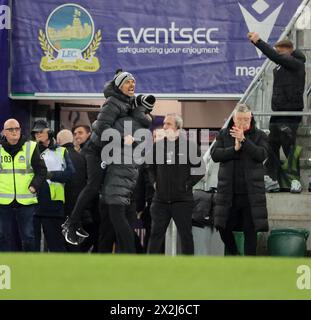 Windsor Park, Belfast, Irlande du Nord, Royaume-Uni. 22 avril 2024. Sports Direct Premiership – Linfield contre Larne. Première place irlandaise remportée par Larne ce soir après leur tirage au sort de 1-1 à Linfield. Credit : le manager de Larne, Tiernan Lynch, célèbre au coup de sifflet final. Crédit : CAZIMB/Alamy Live News. Banque D'Images