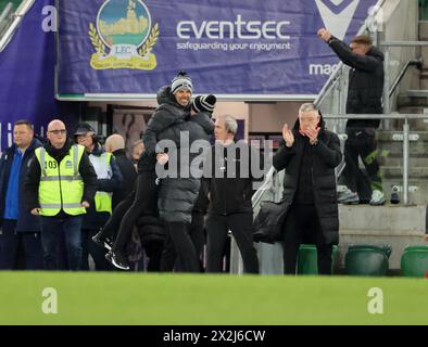 Windsor Park, Belfast, Irlande du Nord, Royaume-Uni. 22 avril 2024. Sports Direct Premiership – Linfield contre Larne. Première place irlandaise remportée par Larne ce soir après leur tirage au sort de 1-1 à Linfield. Credit : le manager de Larne, Tiernan Lynch, célèbre au coup de sifflet final. Crédit : CAZIMB/Alamy Live News. Banque D'Images