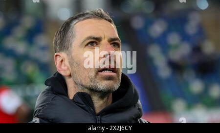 Windsor Park, Belfast, Irlande du Nord, Royaume-Uni. 22 avril 2024. Sports Direct Premiership – Linfield contre Larne. Première place irlandaise remportée par Larne ce soir après leur tirage au sort de 1-1 à Linfield. Le manager de Larne, Tiernan Lynch. Crédit : CAZIMB/Alamy Live News. Banque D'Images