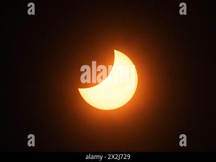 Éclipse totale du Soleil, 2024 ; vue de Torreon, nord du Mexique. Éclipse partielle, observée environ 60 minutes après l'éclipse totale. Banque D'Images