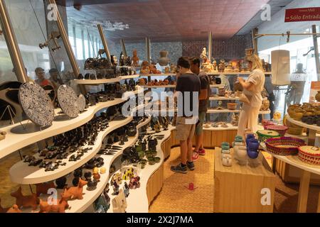 Les gens magasinent pour des cadeaux et des souvenirs du Mexique dans la boutique de cadeaux, Musée national d'anthropologie, Mexico, Mexique. Tourisme mexicain Banque D'Images