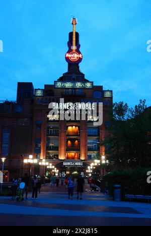 Les gens se dirigent vers le Hard Rock Cafe et Barnes and Noble in the Power Plant, un bâtiment rétro aménagé dans la zone du port intérieur de Baltimore Banque D'Images