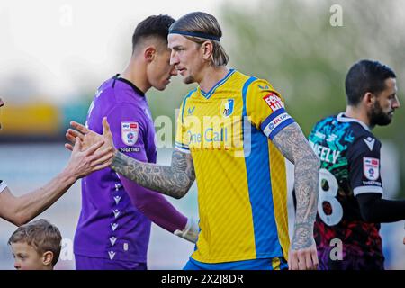 Mansfield, Royaume-Uni. 16 avril 2024. Le défenseur du Mansfield Town FC Aden Flint (14 ans) avant-match au Mansfield Town FC contre Accrington Stanley FC SKY BET EFL League 2 match au One Call Stadium, Mansfield, Angleterre, Royaume-Uni le 16 avril 2024 Credit : Every second Media/Alamy Live News Banque D'Images