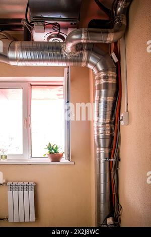 Tuyaux de ventilation dans le bâtiment. Conduits de distribution de chauffage et de refroidissement. Mauvaise construction, violation des normes. Banque D'Images