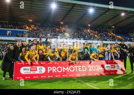 Mansfield Town célèbre la promotion après le match Mansfield Town FC contre Accrington Stanley FC SKY BET EFL League 2 au One Call Stadium, Mansfield, Angleterre, Royaume-Uni le 16 avril 2024 Credit : Every second Media/Alamy Live News Banque D'Images