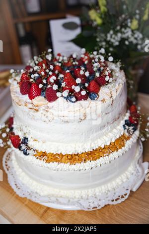 Gâteau de mariage crémeux avec des baies Banque D'Images