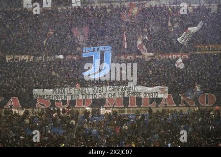 Supporters (Milan) lors du match italien de Serie A entre Milan 1-2 Inter au stade Giuseppe Meazza le 22 avril 2024 à Milan, Italie. Crédit : Maurizio Borsari/AFLO/Alamy Live News Banque D'Images