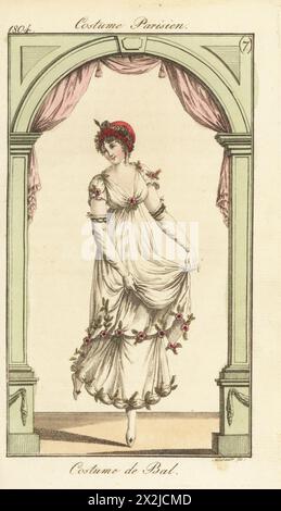 Femme dansant en robe de bal, Paris, 1804. En chapeau de velours avec guirlande de fleurs, robe coupée dans un nouveau style décoré de fleurs. Planche 528 dans l'édition parisienne avec arche de fond et rideaux ajoutés. Costume de bal. Gravure colorée à la main de Friedrich Ludwig Neubauer d’après une plaque de mode originale de Carle Vernet, Jean-François Bosio, Dominique Bosio ou Philibert Louis Debucourt tirée du Journal des Dames et des modes de Pierre de la Messengere, Frankfort sur le Mein, 1804. D’après des illustrations de Carle Vernet, Jean-François Bosio, Dominique Bosio et Philibert Louis Debucourt. Banque D'Images