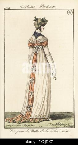 Femme en chapeau de paille attaché avec des rubans, soie violette fichu, robe en cachemire dorée. dépratée à l'arrière avec de la dentelle, de longs gants en mousseline. Chapeau de paille, robe de cachemire. PL. 555 dans l'édition de Paris. Gravure sur cuivre colorée à la main tirée du Journal des Dames et des modes de Pierre de la Messengere, Francfort sur le Mein (Francfort) 1804. D’après des illustrations de Carle Vernet, Jean-François Bosio, Dominique Bosio et Philibert Louis Debucourt. Banque D'Images