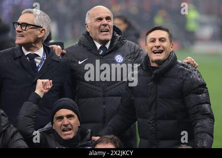 Milan, Italie. 22 avril 2024. Javier Zanetti Vice-président du FC Internazionale célèbre le 20ème Scudetto du club après le coup de sifflet final du match de Serie A à Giuseppe Meazza, Milan. Le crédit photo devrait se lire : Jonathan Moscrop/Sportimage crédit : Sportimage Ltd/Alamy Live News Banque D'Images