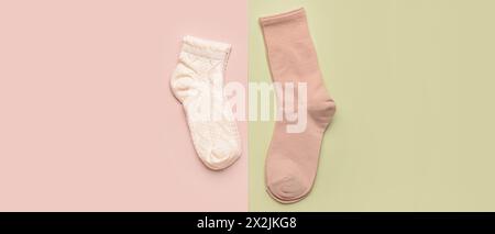 Chaussettes élégantes sur fond de couleur claire Banque D'Images