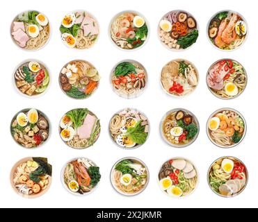 Set avec des bols de délicieux ramen avec différents ingrédients isolé sur blanc, vue de dessus. Soupe de nouilles Banque D'Images