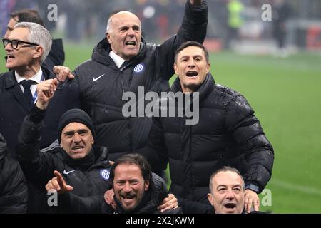 Milan, Italie. 22 avril 2024. Javier Zanetti Vice-président du FC Internazionale célèbre le 20ème Scudetto du club après le coup de sifflet final du match de Serie A à Giuseppe Meazza, Milan. Le crédit photo devrait se lire : Jonathan Moscrop/Sportimage crédit : Sportimage Ltd/Alamy Live News Banque D'Images