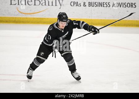 Mac Swanson (27), attaquant de la Fargo Force, se réchauffe avant un match éliminatoire de la Coupe Clark de la USHL au deuxième tour entre le Tri-City Storm et la Fargo Force au Scheels Arena de Fargo, Dakota du Nord, le lundi 22 avril 2024. Fargo mène la série 1-0. Photo de Russell Hons/CSM Banque D'Images