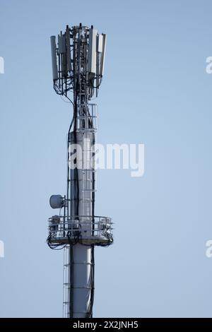 La téléphonie mobile consiste en la combinaison d'un réseau de stations radio émettrices ou réceptrices Banque D'Images