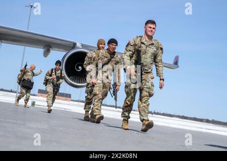 Soldats de l'armée américaine de l'équipe de combat de la 2e brigade, 10e division de montagne (LI), retour du déploiement à Fort Drum, New York, le 25 mars 2024. Après un déploiement de neuf mois, les soldats montrent leur enthousiasme à être chez eux. Banque D'Images