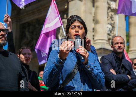 Marseille, France. 21 avril 2024. Rima Hassan, intervient au début de la marche de manifestation pro-Palestine à Marseille. Candidate aux élections européennes du parti "la France Insoumise" (LFI), la jeune française d'origine palestinienne est née en Syrie dans le camp de réfugiés palestiniens de Neirab, près d'Alep. Après avoir été privée d'une conférence publique, elle a été convoquée à la fin du mois pour être entendue par la police pour "excuses d'un acte de terrorisme". Crédit : SOPA images Limited/Alamy Live News Banque D'Images