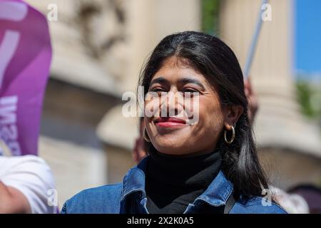 Marseille, France. 21 avril 2024. Rima Hassan, vue au début de la marche de manifestation pro-Palestine à Marseille. Candidate aux élections européennes du parti "la France Insoumise" (LFI), la jeune française d'origine palestinienne est née en Syrie dans le camp de réfugiés palestiniens de Neirab, près d'Alep. Après avoir été privée d'une conférence publique, elle a été convoquée à la fin du mois pour être entendue par la police pour "excuses d'un acte de terrorisme". Crédit : SOPA images Limited/Alamy Live News Banque D'Images