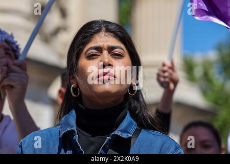 Marseille, France. 21 avril 2024. Rima Hassan, vue au début de la marche de manifestation pro-Palestine à Marseille. Candidate aux élections européennes du parti "la France Insoumise" (LFI), la jeune française d'origine palestinienne est née en Syrie dans le camp de réfugiés palestiniens de Neirab, près d'Alep. Après avoir été privée d'une conférence publique, elle a été convoquée à la fin du mois pour être entendue par la police pour "excuses d'un acte de terrorisme". Crédit : SOPA images Limited/Alamy Live News Banque D'Images