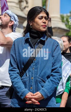 Marseille, France. 21 avril 2024. Rima Hassan, vue au début de la marche de manifestation pro-Palestine à Marseille. Candidate aux élections européennes du parti "la France Insoumise" (LFI), la jeune française d'origine palestinienne est née en Syrie dans le camp de réfugiés palestiniens de Neirab, près d'Alep. Après avoir été privée d'une conférence publique, elle a été convoquée à la fin du mois pour être entendue par la police pour "excuses d'un acte de terrorisme". Crédit : SOPA images Limited/Alamy Live News Banque D'Images