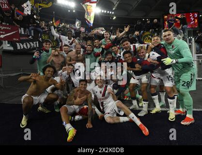 Rome, Italie. 22 avril 2024. Les joueurs de Bologne célèbrent la fin d'un match de football de Serie A entre Roma et Bologne à Rome, Italie, le 22 avril 2024. Crédit : Augusto Casasoli/Xinhua/Alamy Live News Banque D'Images