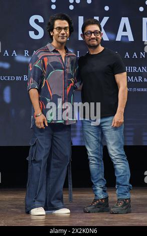 Mumbai, Inde. 22 avril 2024. Les acteurs de l-R Bollywood Rajkummar Rao et Aamir Khan posent pour une photo après le lancement de la chanson du prochain film 'Srikanth' à Mumbai. (Photo par Ashish Vaishnav/SOPA images/SIPA USA) crédit : SIPA USA/Alamy Live News Banque D'Images