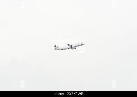 Aéroport de Coolangatta, Nouvelle-Galles du Sud, Australie - 24 avril 2022 : compagnie aérienne commerciale Jetstar volant dans les airs avec un fond nuageux. Banque D'Images