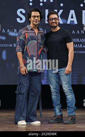 Mumbai, Inde. 22 avril 2024. Les acteurs de l-R Bollywood Rajkummar Rao et Aamir Khan posent pour une photo après le lancement de la chanson du prochain film 'Srikanth' à Mumbai. Crédit : SOPA images Limited/Alamy Live News Banque D'Images