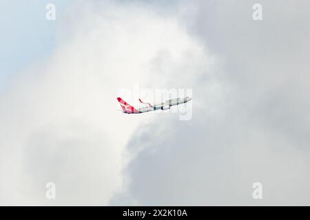 Aéroport de Coolangatta, Nouvelle-Galles du Sud, Australie - 24 avril 2022 : compagnie aérienne commerciale Qantas volant dans les airs avec un fond nuageux. Banque D'Images