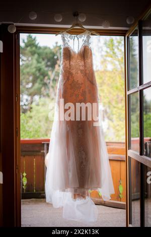 Robe de mariée accroche dans le cadre de la fenêtre Banque D'Images