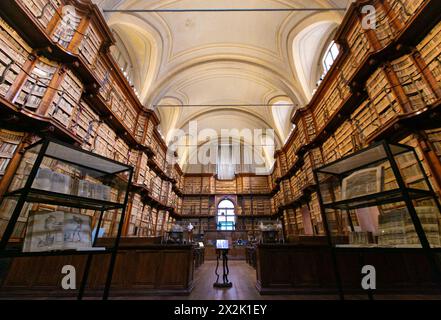 Rome. 22 avril 2024. Cette photo prise le 22 avril 2024 montre les collections et manuscrits de la Biblioteca Angelica à Rome, Italie. Biblioteca Angelica, fondée en 1604, est la plus ancienne bibliothèque publique de Rome. Cette année, la Journée mondiale du livre tombe mardi. Crédit : Li Jing/Xinhua/Alamy Live News Banque D'Images