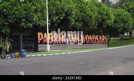 Le signe de l'usine de thé Wonosari dans la zone touristique du jardin de thé Wonosari à Malang Banque D'Images