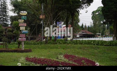 Un parc dans la zone touristique du jardin de thé Wonosari Malang avec plusieurs panneaux contenant des informations sur les manèges dans la région Banque D'Images