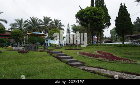 Un parc dans la zone touristique du jardin de thé Wonosari Malang avec plusieurs panneaux contenant des informations sur les manèges dans la région Banque D'Images