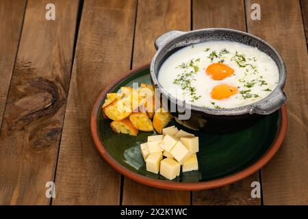 Changua est une soupe faite avec du lait, des œufs et des oignons - petit déjeuner colombien typique Banque D'Images