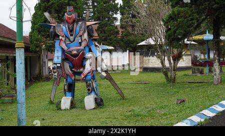 Une statue de robot qui semble usée dans un parc touristique pendant la journée Banque D'Images