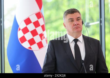 Kranj, Slovénie. 22 avril 2024. Président de la Croatie Zoran Milanovi ? Participe à une conférence de presse lors de la réunion des présidents des pays voisins à Brdo PRI Kranju. Les présidents croate, autrichien, hongrois et italien se sont rendus en Slovénie pour commémorer le 20e anniversaire de l'adhésion de la Slovénie à l'UE et discuter de l'élargissement de l'UE, de l'importance de l'ouverture des frontières et de la participation aux élections européennes. (Photo de Luka Dakskobler/SOPA images/Sipa USA) crédit : Sipa USA/Alamy Live News Banque D'Images