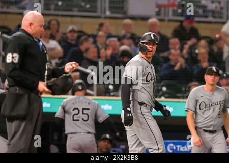 Minneapolis, Minnesota, États-Unis. 22 avril 2024. GAVIN SHEETS (32), le joueur de droite des Chicago White Sox, se dispute avec l'arbitre MIKE ESTABROOK (83) lors d'un match de baseball de la MLB entre les Twins du Minnesota et les Chicago White Sox au Target Field à Minneapolis. Les Twins ont gagné 7-0. (Crédit image : © Steven Garcia/ZUMA Press Wire) USAGE ÉDITORIAL SEULEMENT! Non destiné à UN USAGE commercial ! Crédit : ZUMA Press, Inc/Alamy Live News Banque D'Images