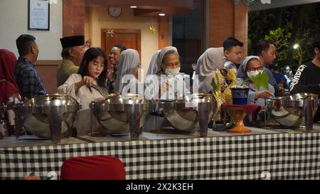 Les gens prennent de la nourriture dans le buffet de l'hôtel la nuit de l'événement Halal Bihalal Banque D'Images