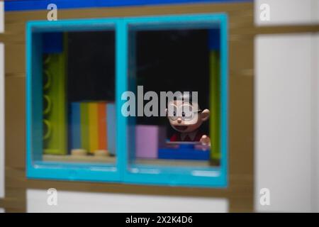 Figurine de jouet japonais (Nobita) assis sur la table d'étude et visible de la fenêtre Banque D'Images