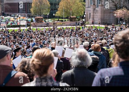 New York, New York, États-Unis. 22 avril 2024. Des étudiants et des membres du corps professoral se rassemblent alors que des partisans pro-palestiniens installent un campement de protestation sur le campus de l'Université Columbia à New York, comme on l'a vu le 22 avril 2024. Toutes les classes à l'Université Columbia ont eu lieu virtuellement aujourd'hui après que la présidente de l'école Minouche Shafik a annoncé un changement vers l'apprentissage en ligne en réponse aux récents troubles sur le campus. Les protestations de l'Université Columbia s'étendent à d'autres universités comme Yale, l'Université de New York et d'autres. Crédit : ZUMA Press, Inc/Alamy Live News Banque D'Images