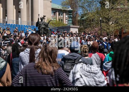 New York, New York, États-Unis. 22 avril 2024. Des étudiants et des membres du corps professoral se rassemblent alors que des partisans pro-palestiniens installent un campement de protestation sur le campus de l'Université Columbia à New York, comme on l'a vu le 22 avril 2024. Toutes les classes à l'Université Columbia ont eu lieu virtuellement aujourd'hui après que la présidente de l'école Minouche Shafik a annoncé un changement vers l'apprentissage en ligne en réponse aux récents troubles sur le campus. Les protestations de l'Université Columbia s'étendent à d'autres universités comme Yale, l'Université de New York et d'autres. Crédit : ZUMA Press, Inc/Alamy Live News Banque D'Images