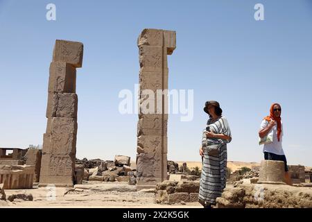 Assouan, Égypte. 22 avril 2024. Les touristes visitent les ruines du temple Khnum sur l'île Éléphantine à Assouan, Egypte, 22 avril 2024. L'île Éléphantine contient de nombreux sites archéologiques. Crédit : Ahmed Gomaa/Xinhua/Alamy Live News Banque D'Images