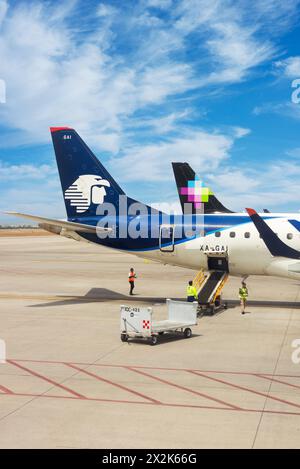 Queretaro, queretaro, 15 04 24, Aeromexico et Volaris avions stationnés à l'aéroport international de Querétaro par une journée ensoleillée Banque D'Images