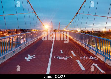 Voie cyclable et passerelle au-dessus de l'autoroute radiale 3, vision de nuit. Madrid, Espagne. Banque D'Images