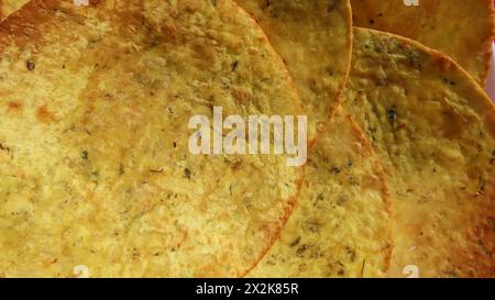 Collations populaires gujarati Khakra mangé comme petit déjeuner ou comme collations de thé pendant la soirée. Craquelins ronds croquants. Methi na khkakhra ou khakra fenugrec Banque D'Images