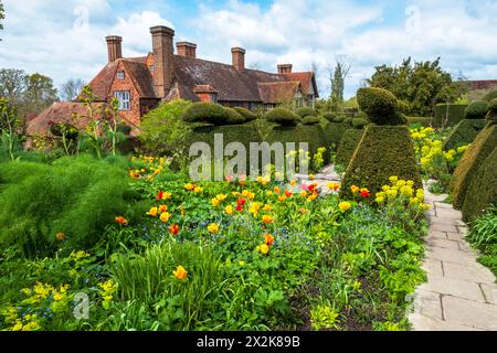 Maison et jardins de Great Dixter au printemps, East Sussex, Royaume-Uni Banque D'Images