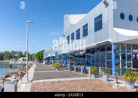 Promenade Plaza sur Clyde River, Clyde Street, Batemans Bay, Nouvelle-Galles du Sud, Australie Banque D'Images