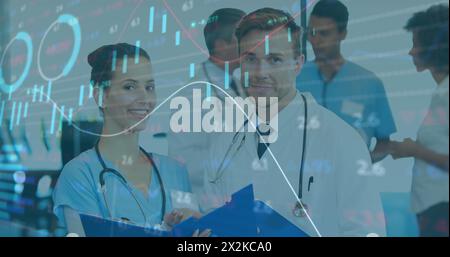 Image de plusieurs graphiques se déplaçant sur divers médecins souriants analysant des rapports à l'hôpital Banque D'Images