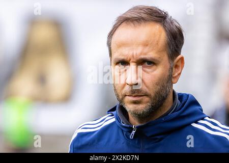 Lodz, Pologne. 21 avril 2024. Marcin Matysiak entraîneur de LKS vu lors du match de la Ligue PKO Ekstraklasa polonaise entre LKS Lodz et Lech Poznan au stade municipal de Wladyslaw Krol. Score final : LKS Lodz vs Lech Poznan 2:3. Crédit : SOPA images Limited/Alamy Live News Banque D'Images